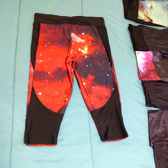 🇺🇲🏋🏼‍♀️Galaxy Red - Misses size L Slim Fit, Athletic Capri - Picture 3 of 4